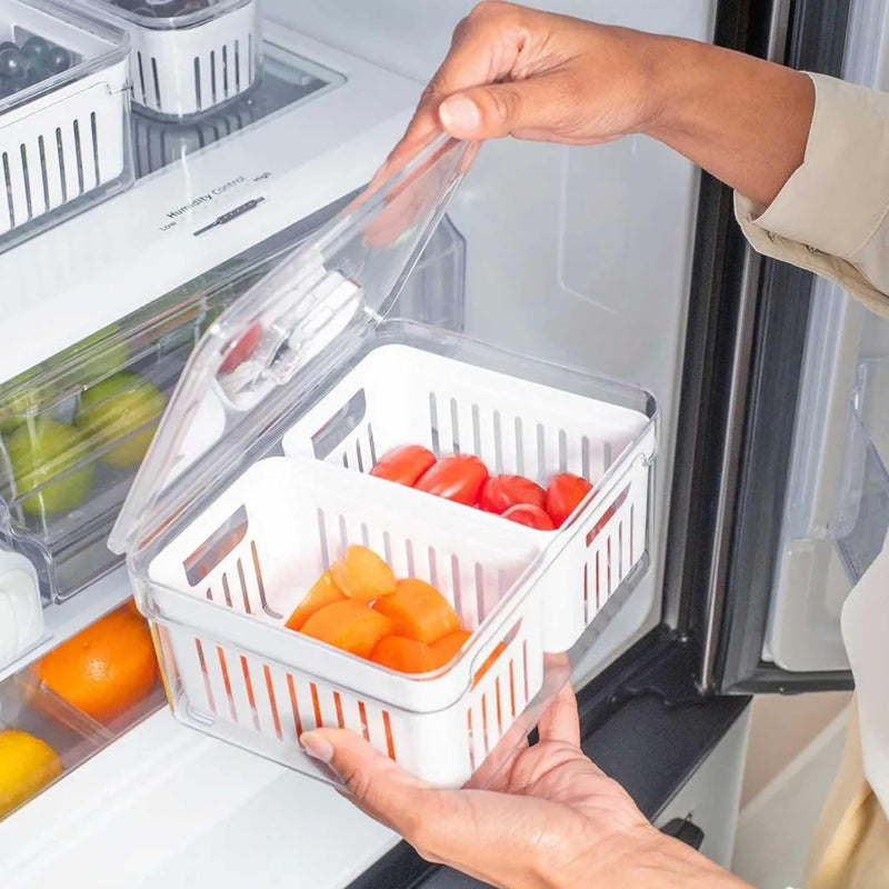 Mantenha sua geladeira organizada com o Organizador de Geladeira com 2 Cestos Clear Fresh. Com capacidade de 2,2 litros e cestos removíveis, oferece espaço adicional e versatilidade para armazenar seus alimentos. Seu design funcional e estilo moderno complementam qualquer cozinha. Adquira o seu hoje e simplifique a organização dos seus alimentos!