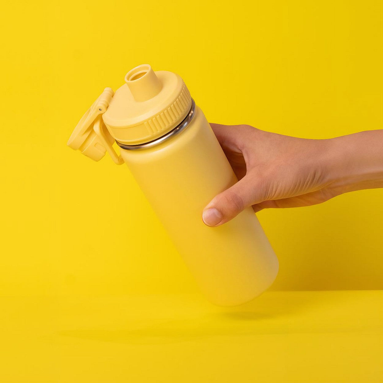 Garrafa com Alça e Bico 780ml em Aço Inox Amarela