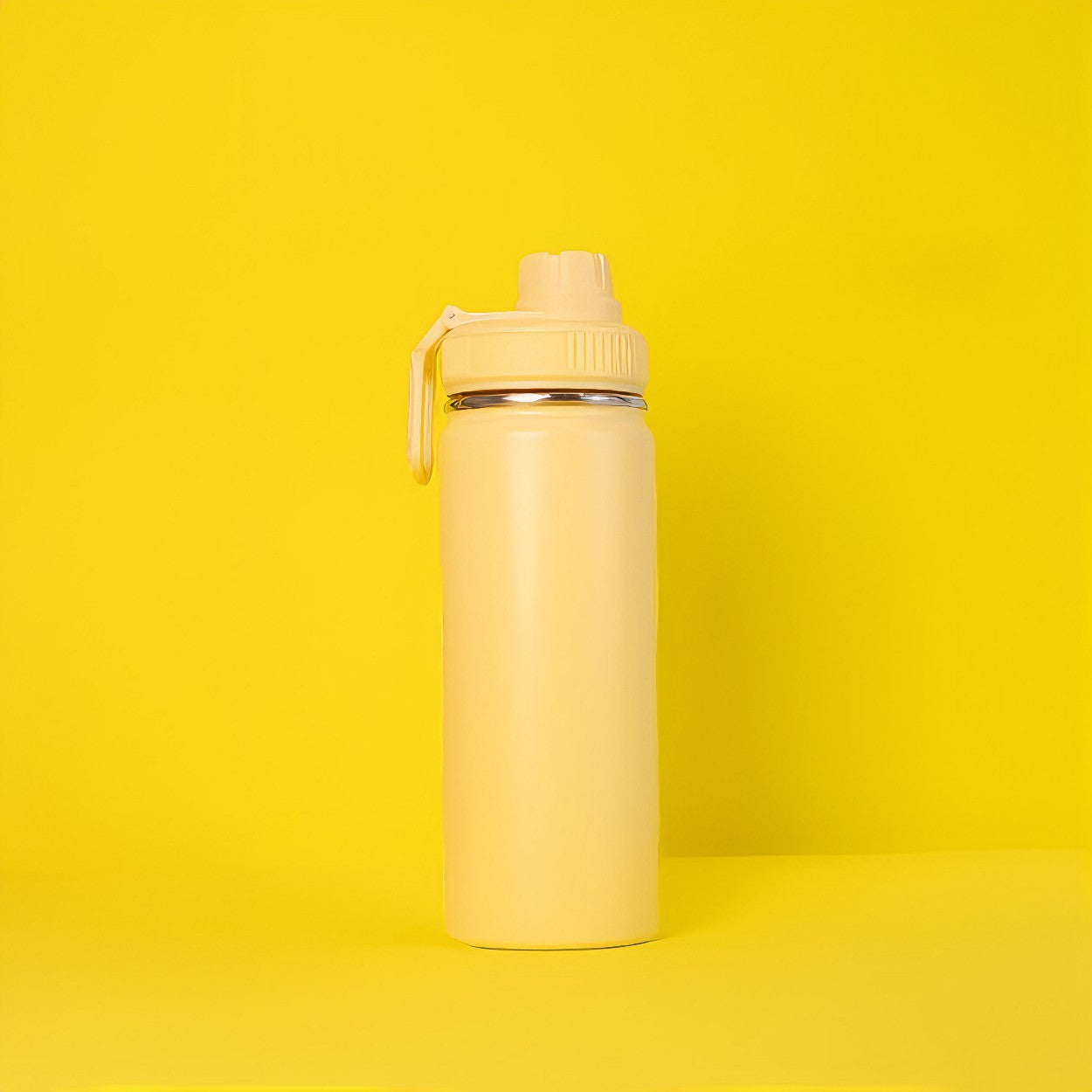 Garrafa com Alça e Bico 780ml em Aço Inox Amarela